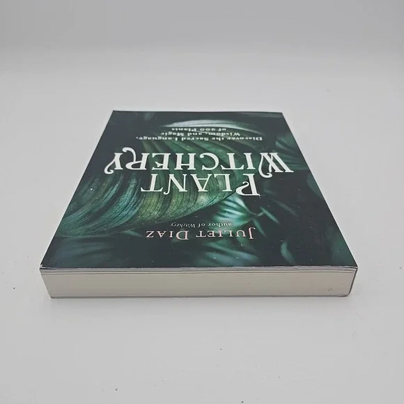 Plant Witchery: Discover the Sacred Language, Wisdom,‎ and Magic of 200 Plants - Picture 4 of 6